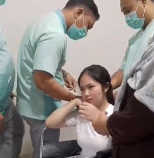 Wanita terkena busur panah di Makassar. (instagram)